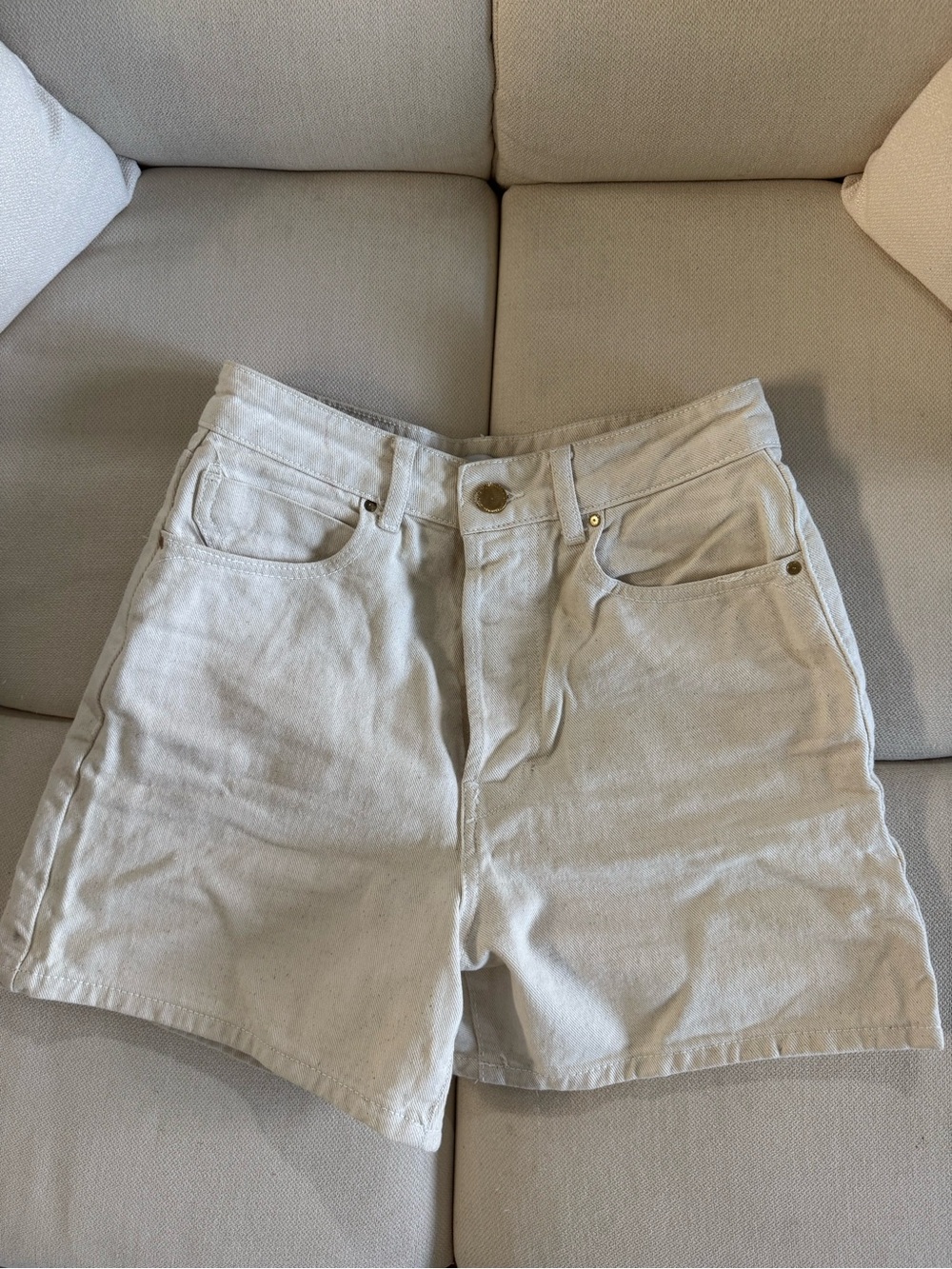 Zara Classic High-Rise Women's Cream Shorts